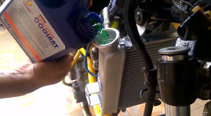 Tips Pulang Kampung, Begini Cara Mengatasi Air Radiator Motor Bekas Keluar Sendiri