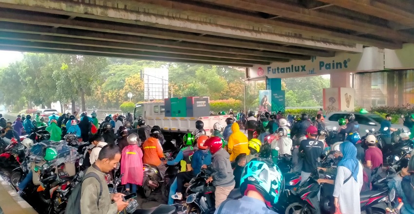 Sering Disepelekan, Ini Bahaya Berteduh Di Bawah Fly Over  Saat Hujan