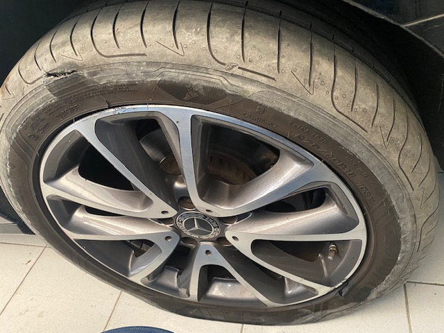 Beginilah Efeknya Bila Ban Mobil Bekas Kempis Masih Dipaksa Jalan