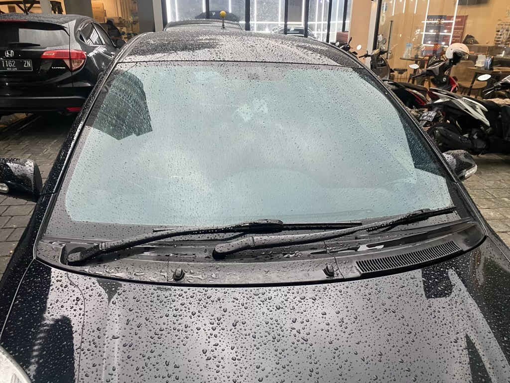 Biasakan Bersihkan Debu di Wiper Sebelum Mengemudi, Biar Enggak Begini