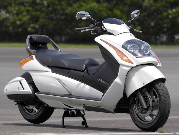 Skutik Lawas Suzuki Ini Performanya Beda Tipis dari XMAX, Tampil Anti Mainstream Mirip Jetski