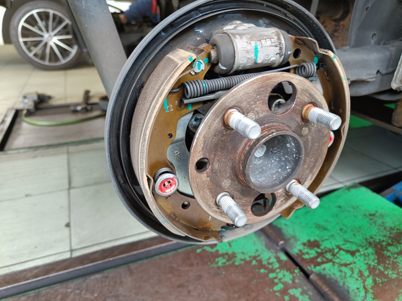 Begini Tanda-tanda Kalau Kampas Rem Teromol Mobil Mulai Habis