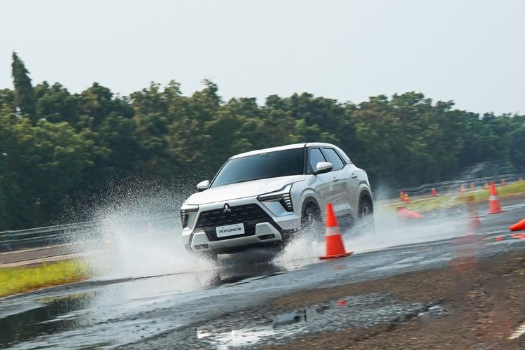 Fitur Canggih di Mitsubishi XForce Ini Sangat Membantu Ladies di Musim Hujan