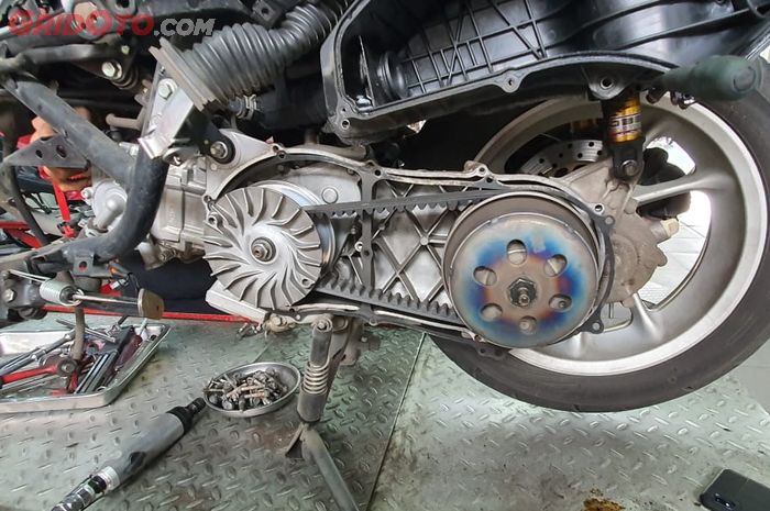 Yamaha, Persiapan Liburan Akhir Tahun Servis CVT Yamaha NMAX, Biayanya Cuma Segini