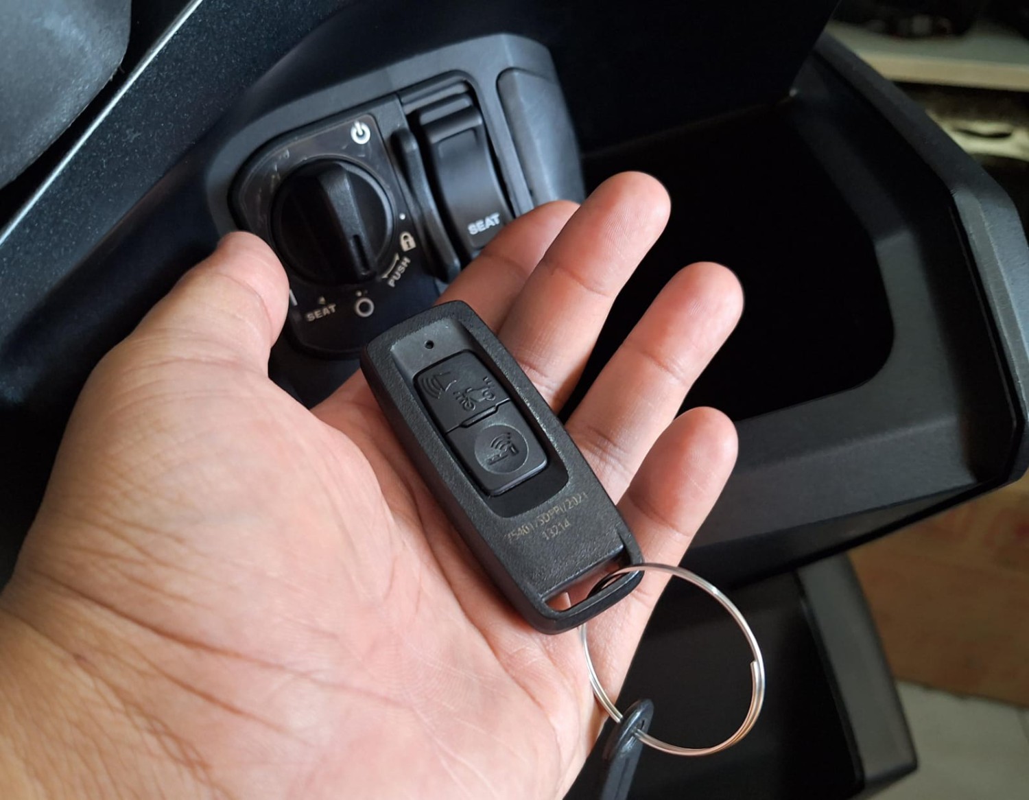 Tips Cara Mengganti Baterai Remote Keyless di Motor Matic Honda