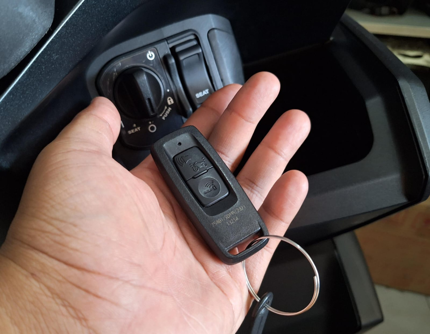 Tips Cara Mengganti Baterai Remote Keyless di Motor Matic Honda