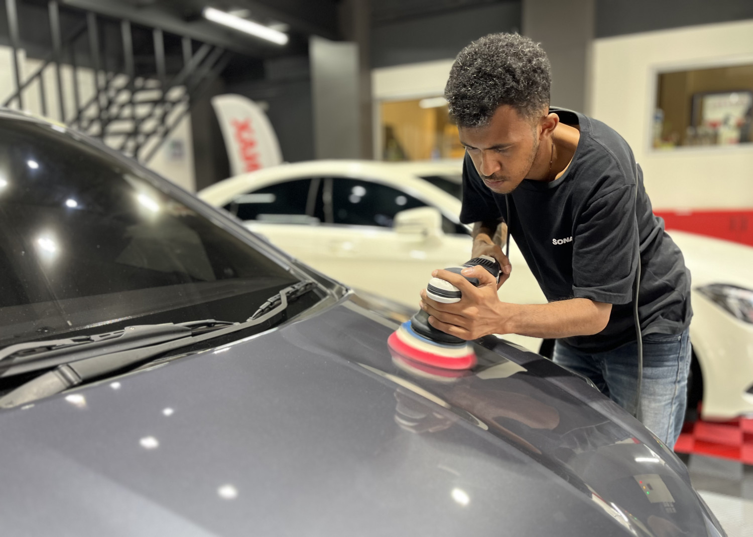Kapan Waktu Ideal Melakukan Poles Cat Mobil? Ini Rekomendasinya