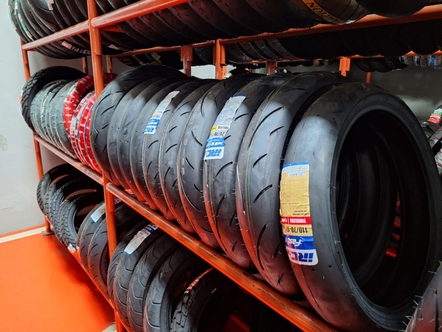 Bukan Sekadar Alur, Ganti Ban Motor Harus Lihat Tanda Kecil Ini