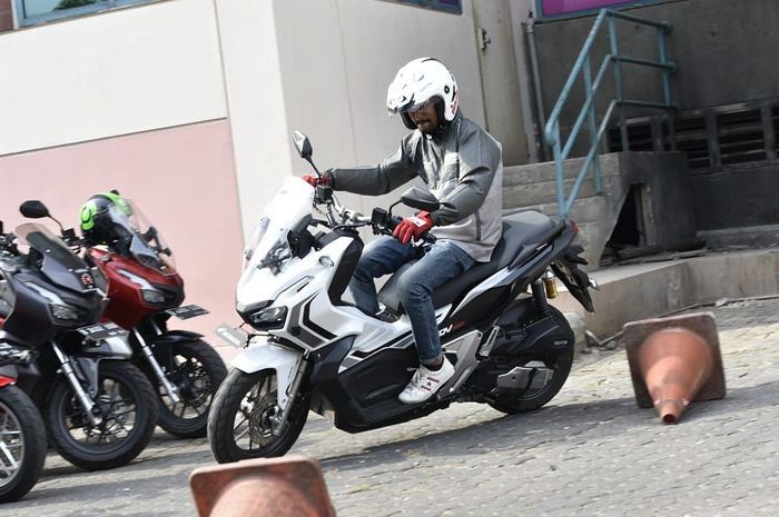 Harus Tahu, Ini Biang Keladi Penyebab Motor Jadi Oleng Saat Belok