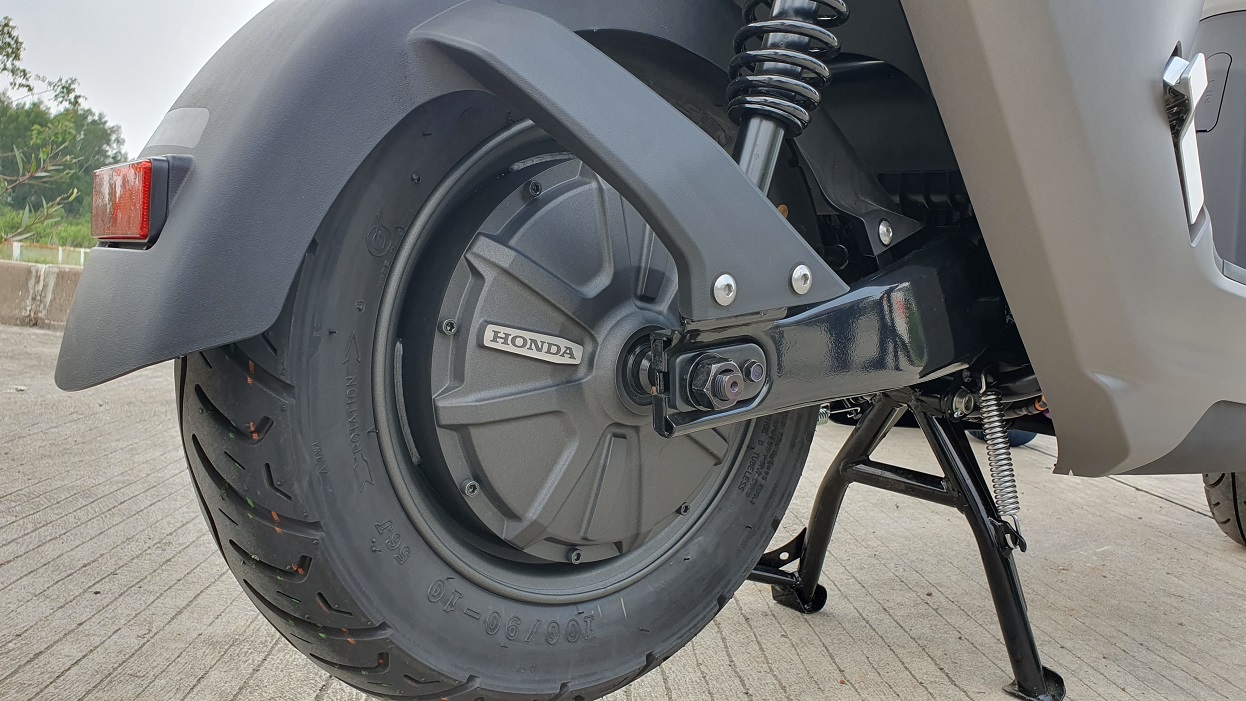 Ini Alasan Ganti Ban Belakang Motor Listrik Perlu Dilakukan Ahlinya