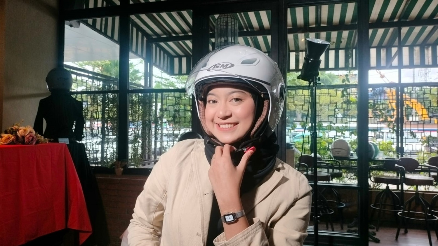 Tiga Pilihan Helm Untuk Perempuan Berhijab, Dijamin Tidak Mengganjal