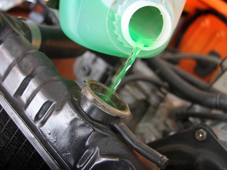 Ini Efek Samping Tambah Air Radiator Mobil Bekas Tapi Beda Merek