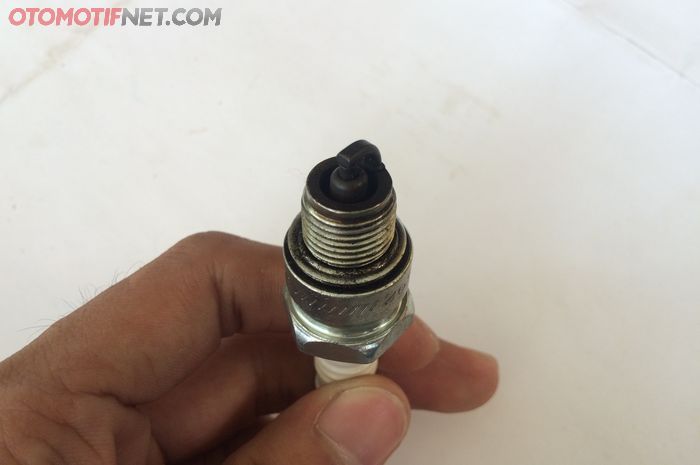 Belum Tentu Pembakaran Bagus, Ini Arti Busi Berwarna Merah Bata