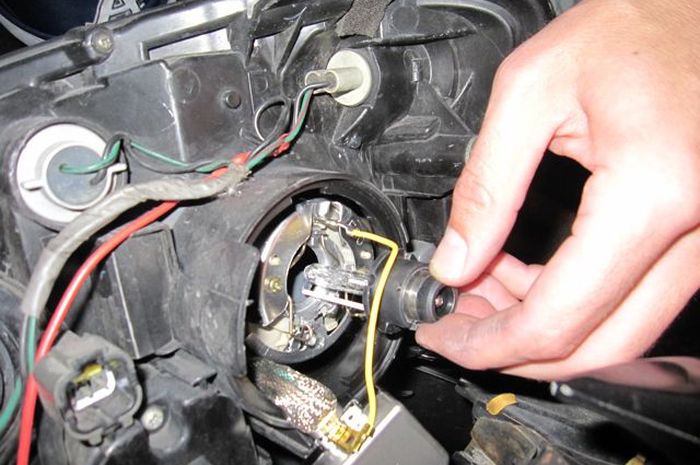 Sering Disepelekan, Ini Bahaya Soket Lampu Mobil Bekas Gosong Saat Mudik