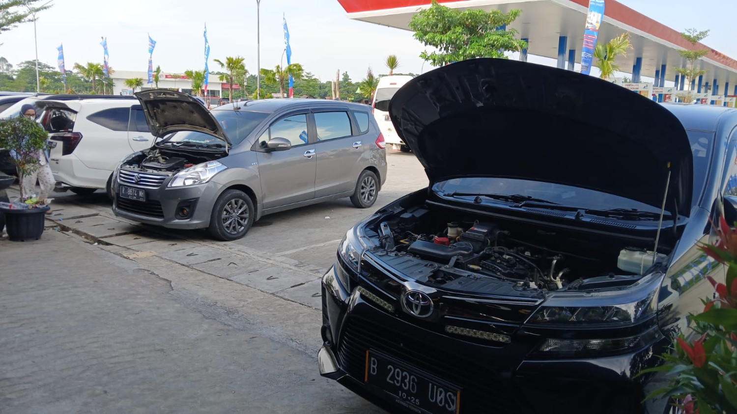 Ingat, Enggak Perlu Buka Kap Mesin Segala Saat Istirahat di Rest Area