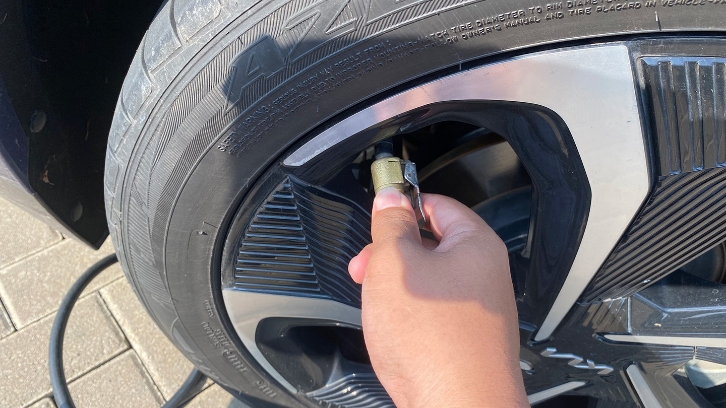 Pergi Libur Akhir Tahun, Ini Bahaya Ban Mobil Kalau Kurang Angin