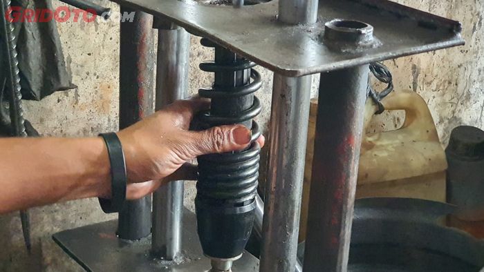 Lebih Murah dari Ganti Baru, Biaya Servis Sokbreker Skutik Cuma Segini