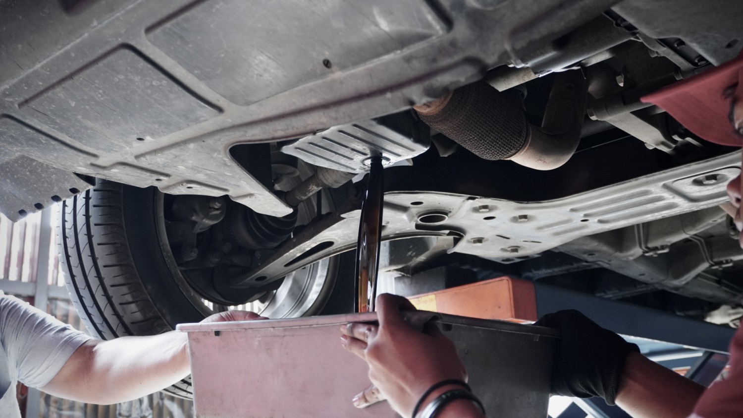 Terungkap Warna Oli Mesin Mobil Putih Susu, Ini Penyebab Utamanya