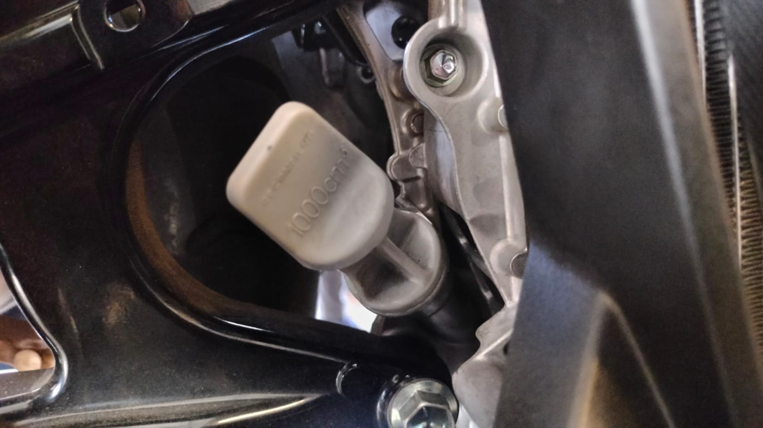 Cara Yang Benar Cek Volume Oli Mesin Motor Bekas dari Dipstik Tutup Oli