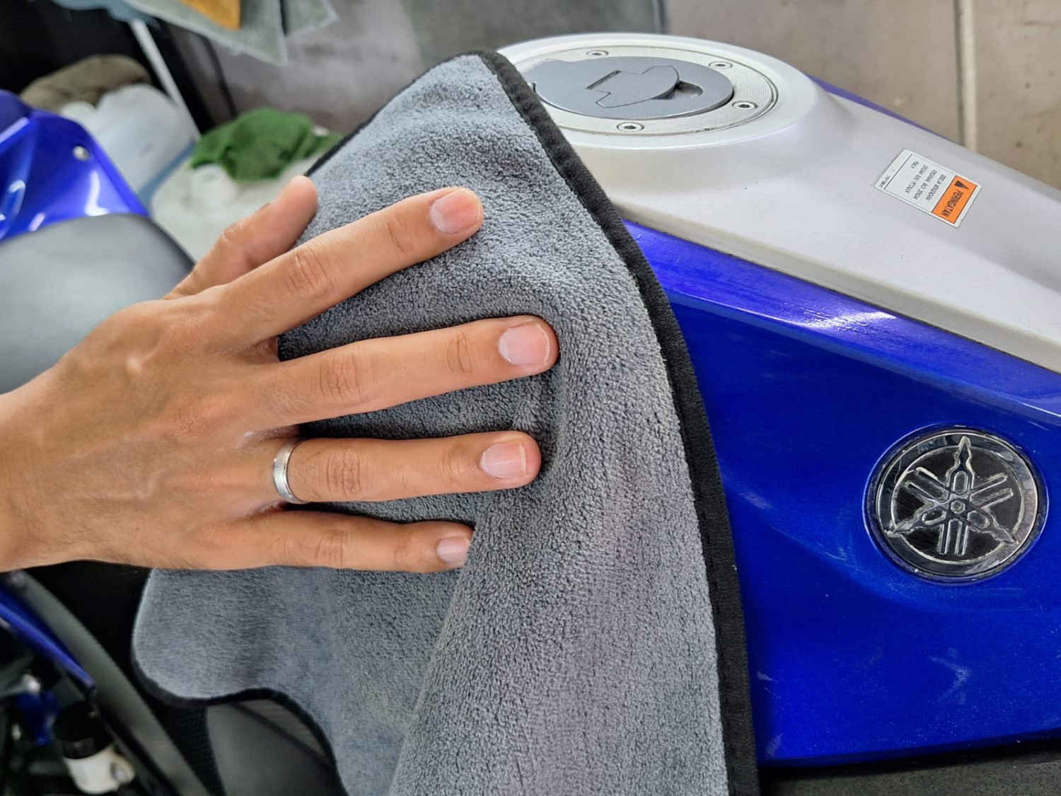 Alasan Kain Microfiber Lebih Efektif Keringkan Body Motor di Musim Hujan
