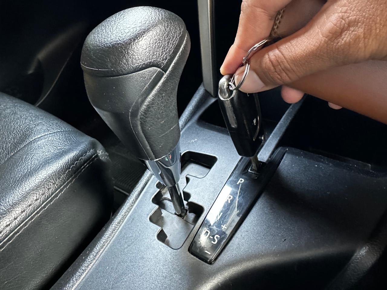 Berguna saat Parkir Pararel, Ini Fungsi Tombol Kecil di Tuas Transmisi Mobil Matik