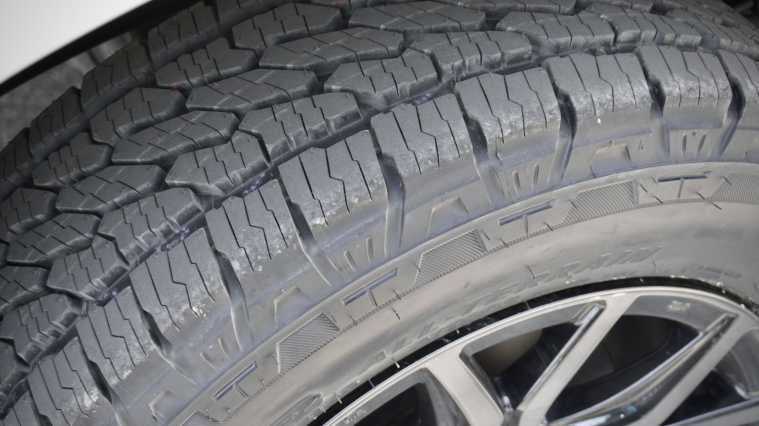 Baru Tahu, Ini Batas Upgrade Ukuran Ban Mobil Tanpa Ganti Pelek