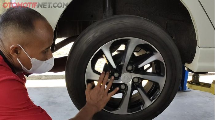 Ini Bahaya Arah Putaran Ban Mobil Bekas Terbalik Saat Mudik Lebaran