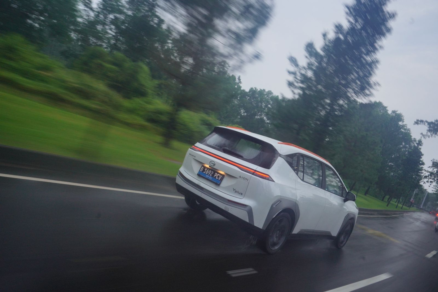 Tiga Benda Ini Wajib Ada Di Dalam Mobil Bekas Kesayangan Saat Hujan