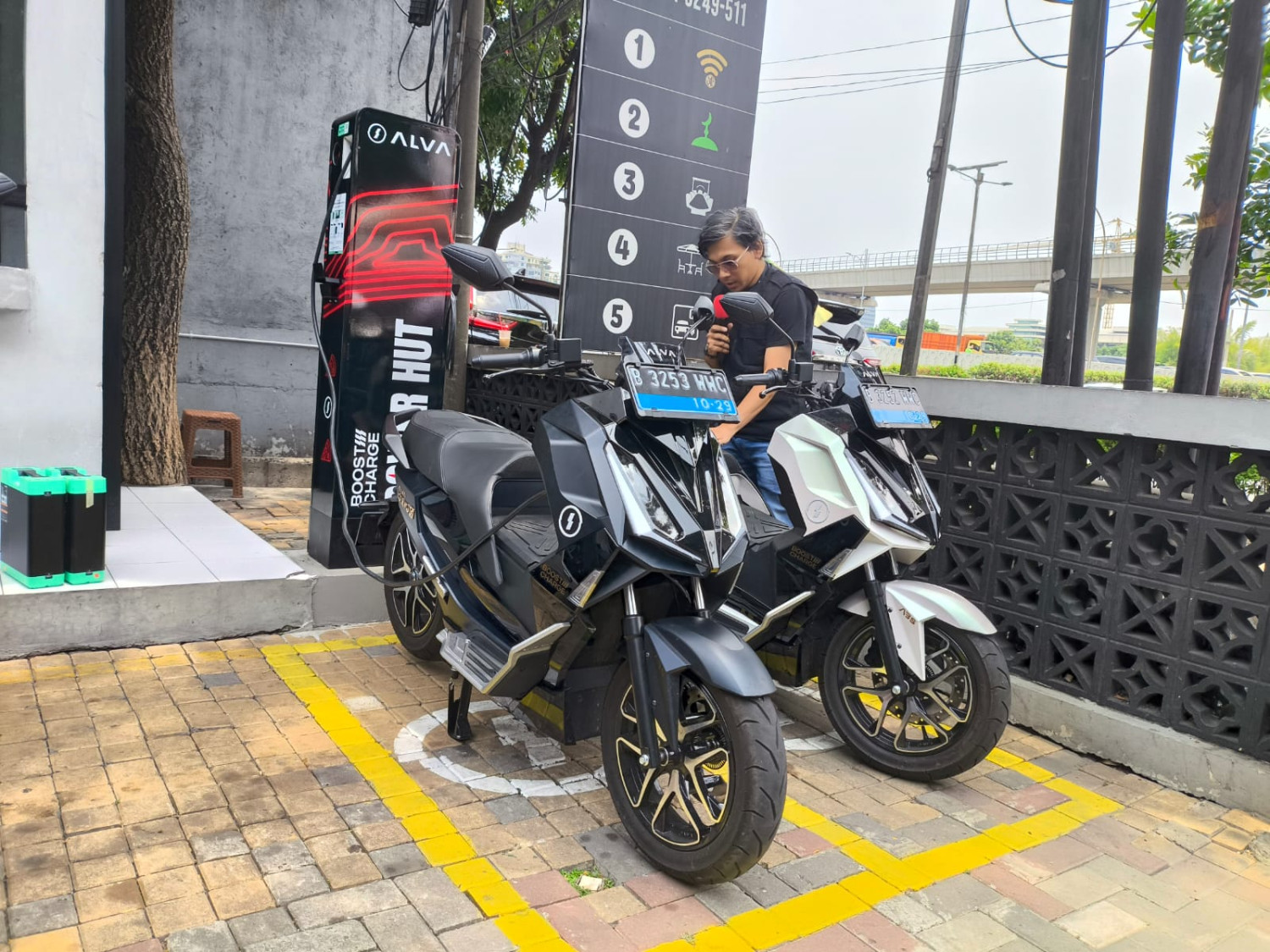 CMO ALVA Blak-blakan Soal Charger Motor Listrik, Jangan Fokus Standardisasi Dulu