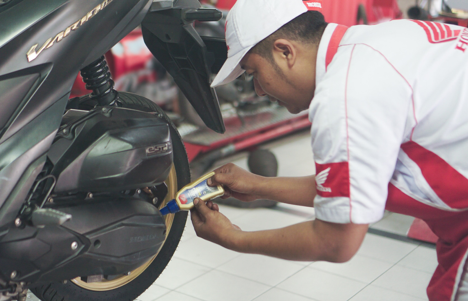 Bukan Hanya Tarikan Berat, Ini Efek Lain Motor Matic Kelebihan Isi Oli Gardan