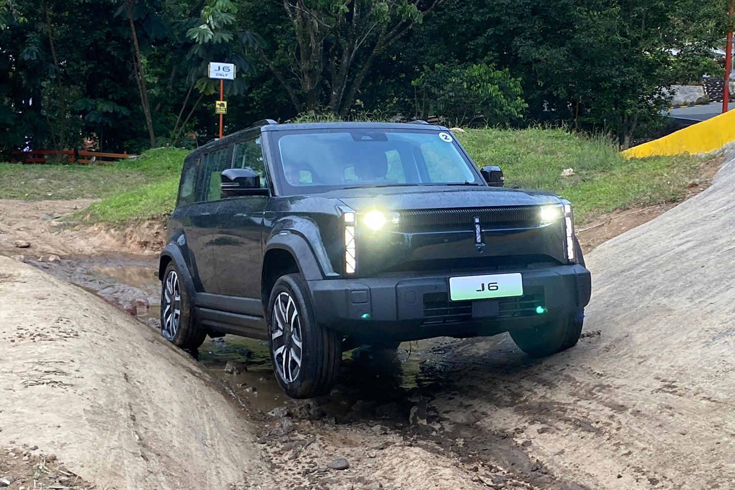 iCar Akan Jadi Merek Sendiri, Bagaimana Nasib Chery J6 Di Indonesia?