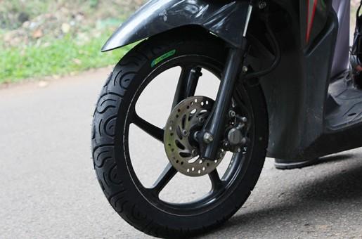 Sudah Tahu Belum, Ini Penyebab Ban Depan Motor Matic Habis Sebelah