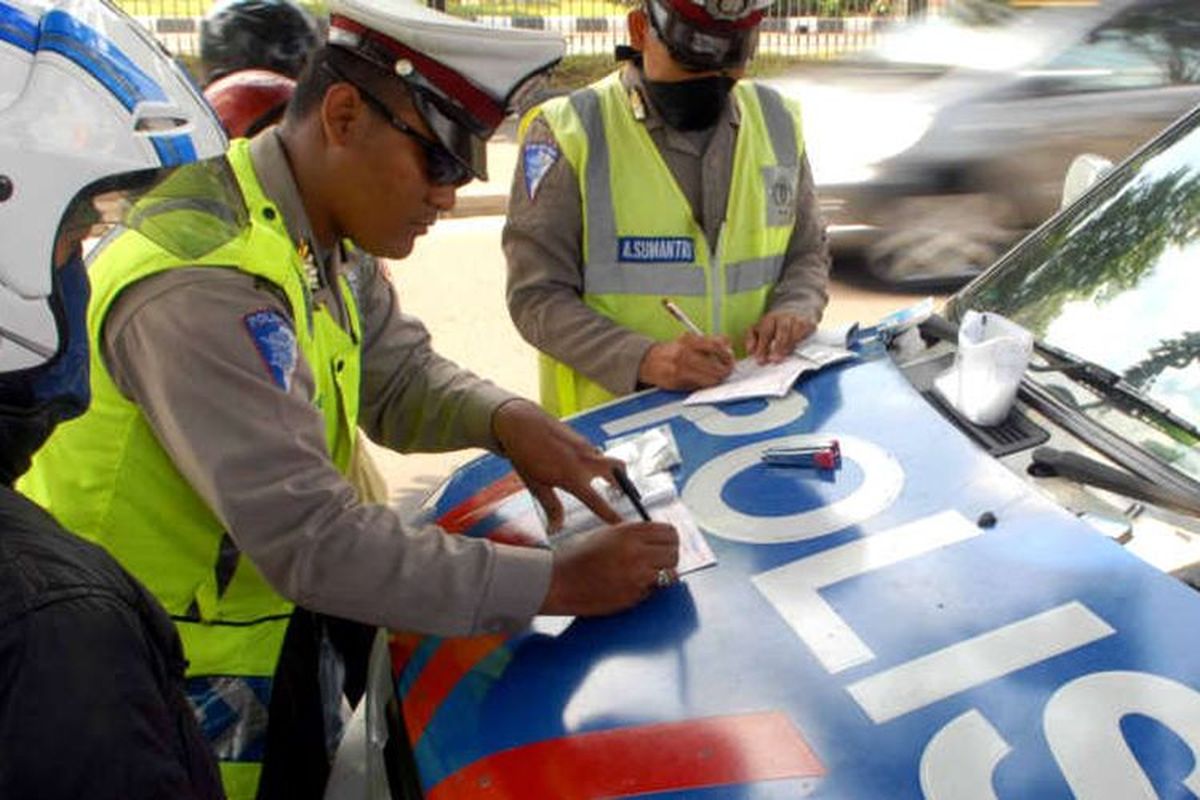 Setelah Mati Suri, Tilang Manual Kini Resmi Diaktifkan Kembali Polisi