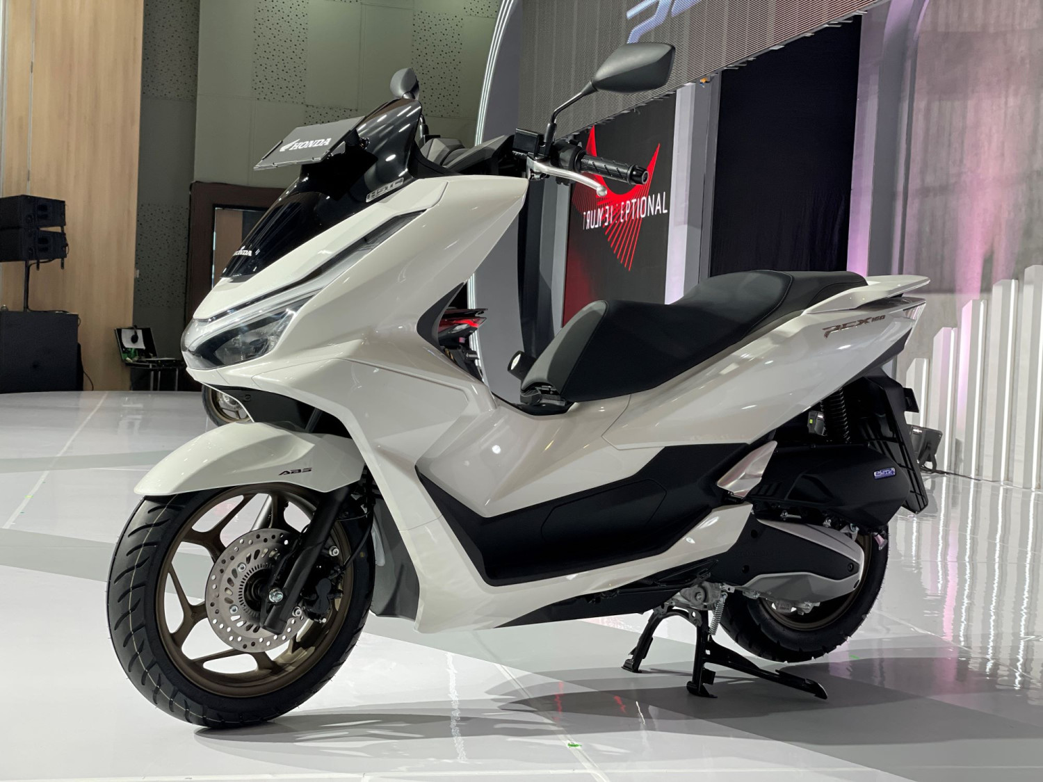Honda, Selisihnya Tipis, Ini Alasan Ban Depan Honda ADV160 Enggak Bisa Dipasang di PCX160