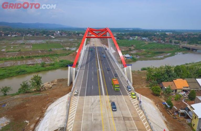 Sering Tak Disadari, Melintasi Jalan Beton Bisa Lebih Berbahaya Saat Hujan