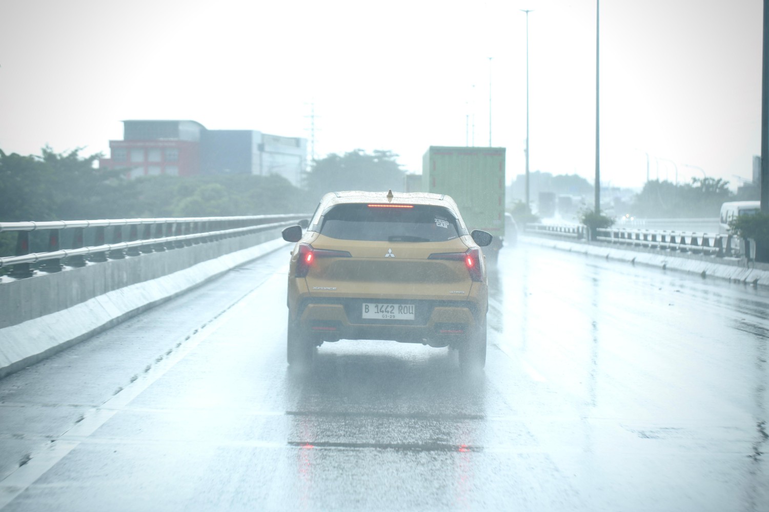 Waspada Hujan Deras, Cek Bagian Ban ini Biar Mengemudi Tetap Aman