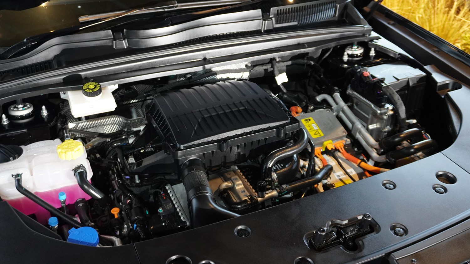 Busi Mobil Hybrid Wajib Pakai Tipe Iridium, Ini Dia Alasannya