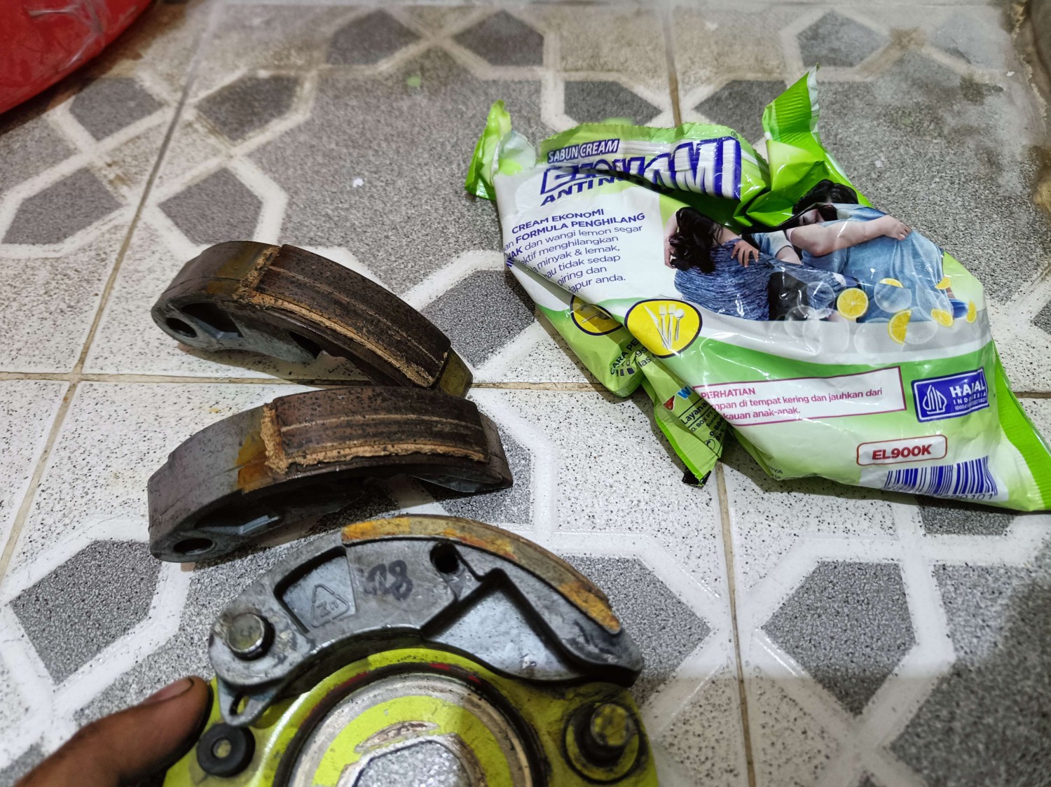 Begini Cara Mudah Membersihkan Kampas Ganda Motor Matic Yang Kotor