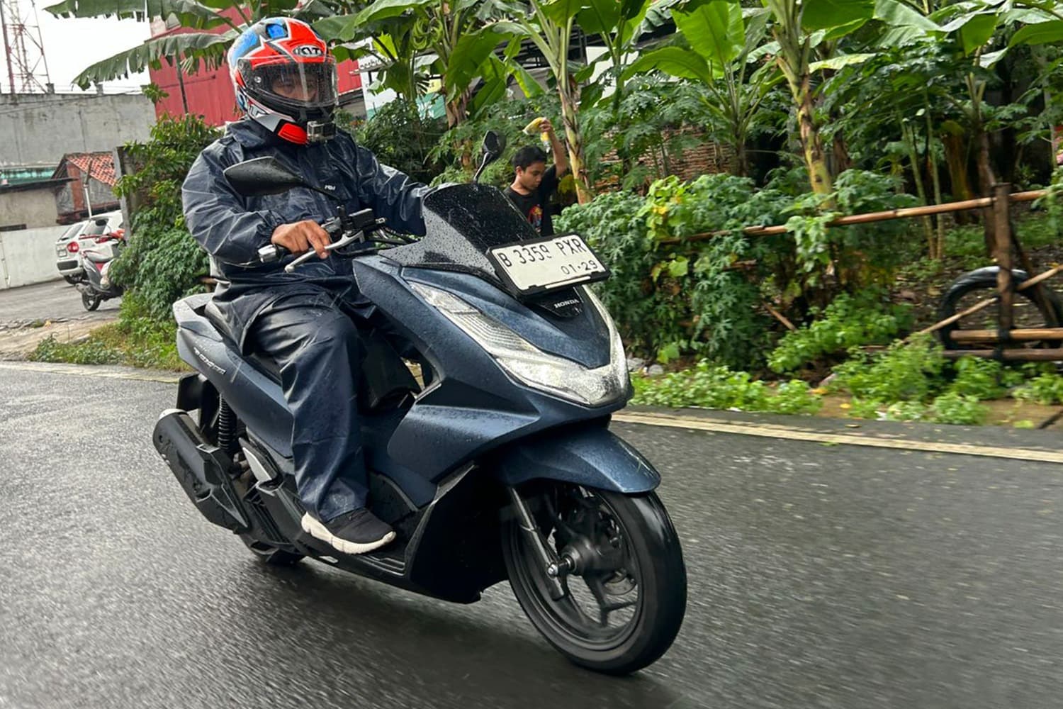 Selain Jas Hujan, Ini Item yang Sebaiknya Dibawa di Musim Hujan Menurut Ahli Safety