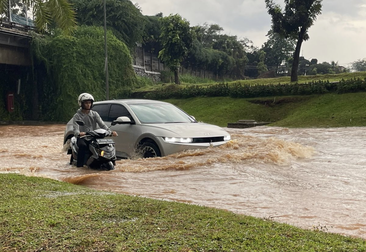 Mobil Listrik Tak Sepenuhnya Aman Terjang Banjir, Waspada Dengan Ini