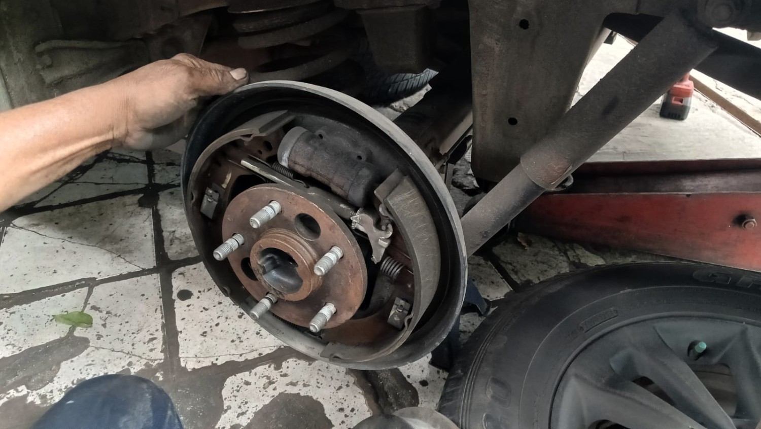 Ternyata Ini Alasan Kencangkan Mur Roda Mobil Wajib Disilang