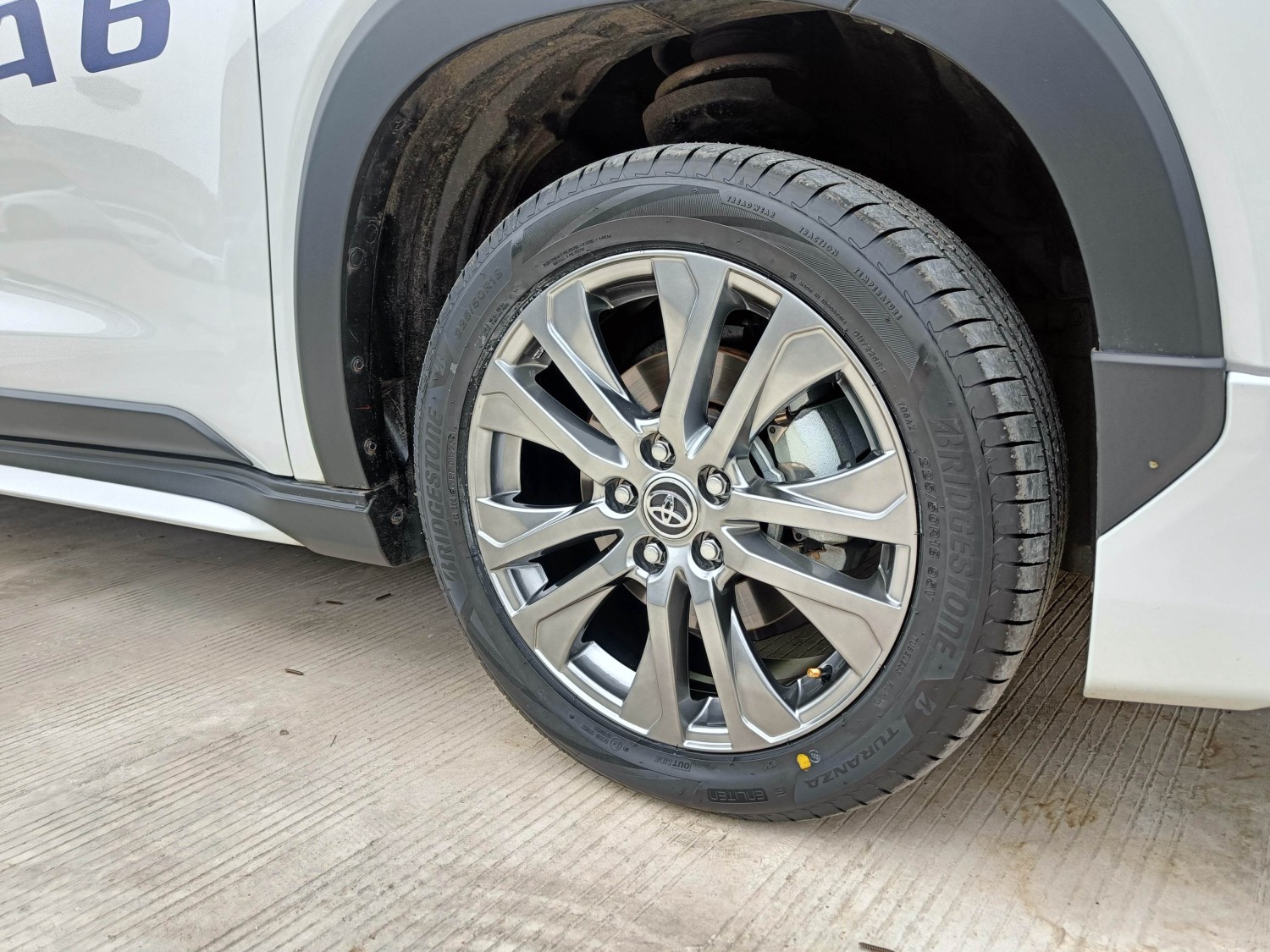 Sebelum Mudik Lebaran Kenali Penyebab Ban Mobil Bekas Pecah di Jalan