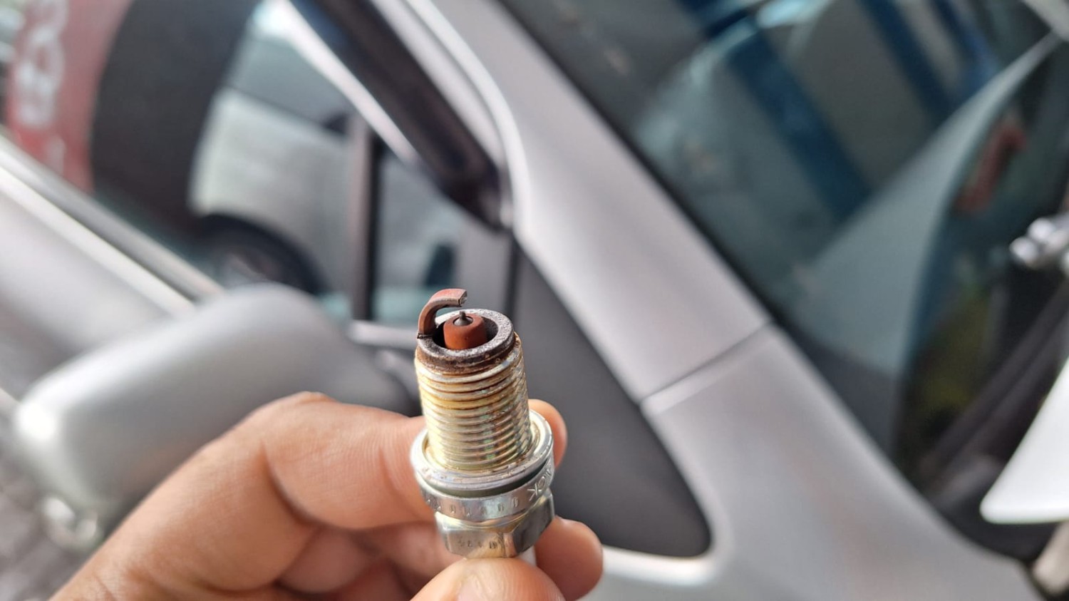 Belum Tentu Pembakaran Bagus, Ini Arti Busi Berwarna Merah Bata