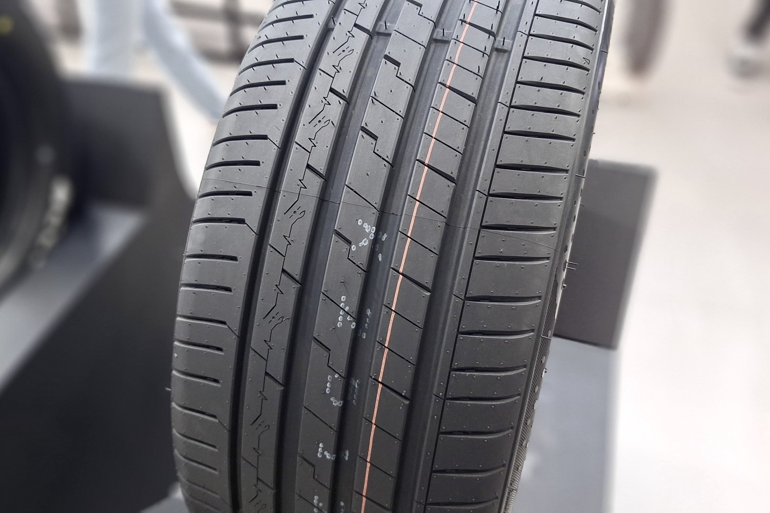 Bisa Dipertimbangkan, Ini Tipe Ban Mobil yang Cocok Digunakan di Musim Hujan