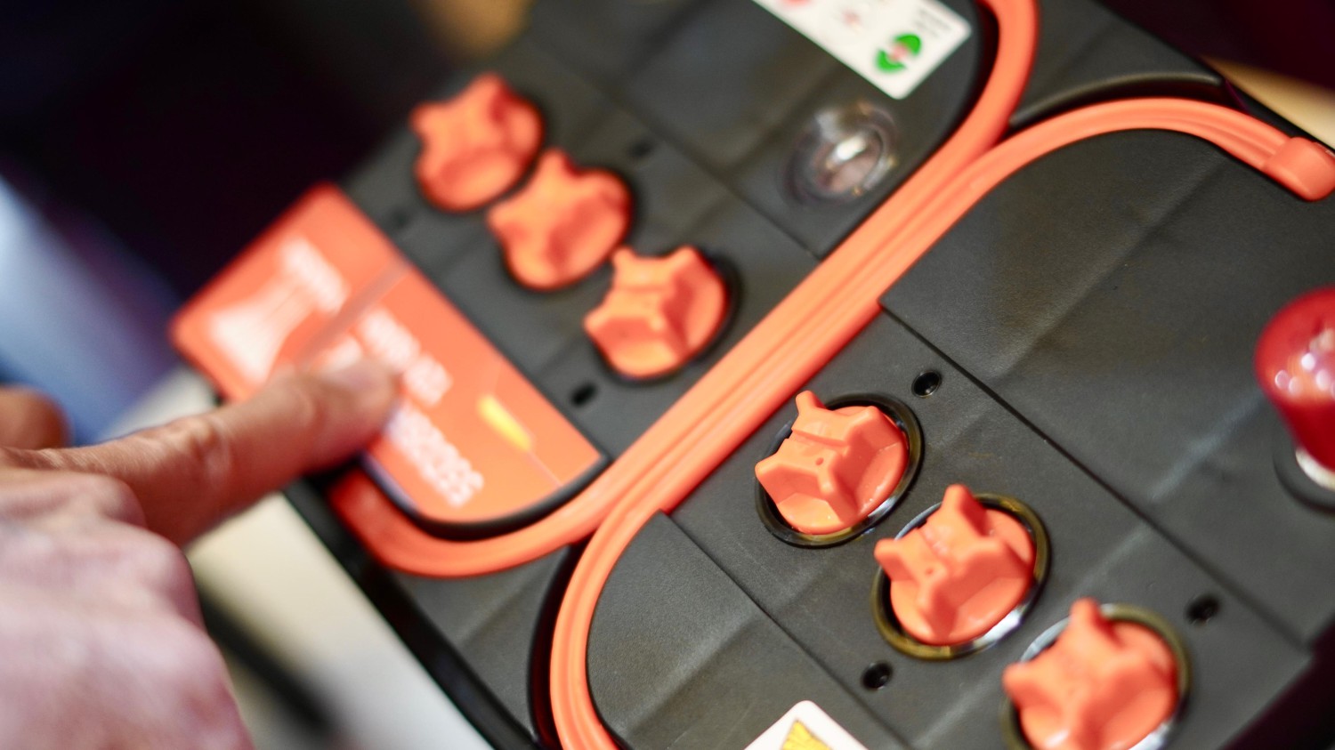 Persiapan Libur Akhir Tahun, Ganti Aki Mobil Sebelum Soak di Jalan