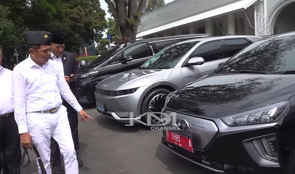 Tak Ada Gratisan, Dedi Mulyadi Siap Bebani Pajak Mobil Listrik di Jawa Barat