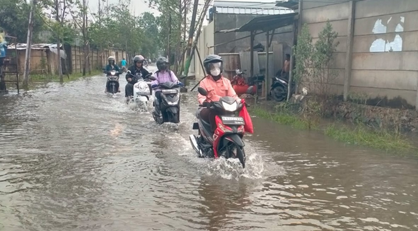 Cuma Dipakai Kalau Kepepet, Begini Cara Aman Melintasi Banjir Pakai Motor