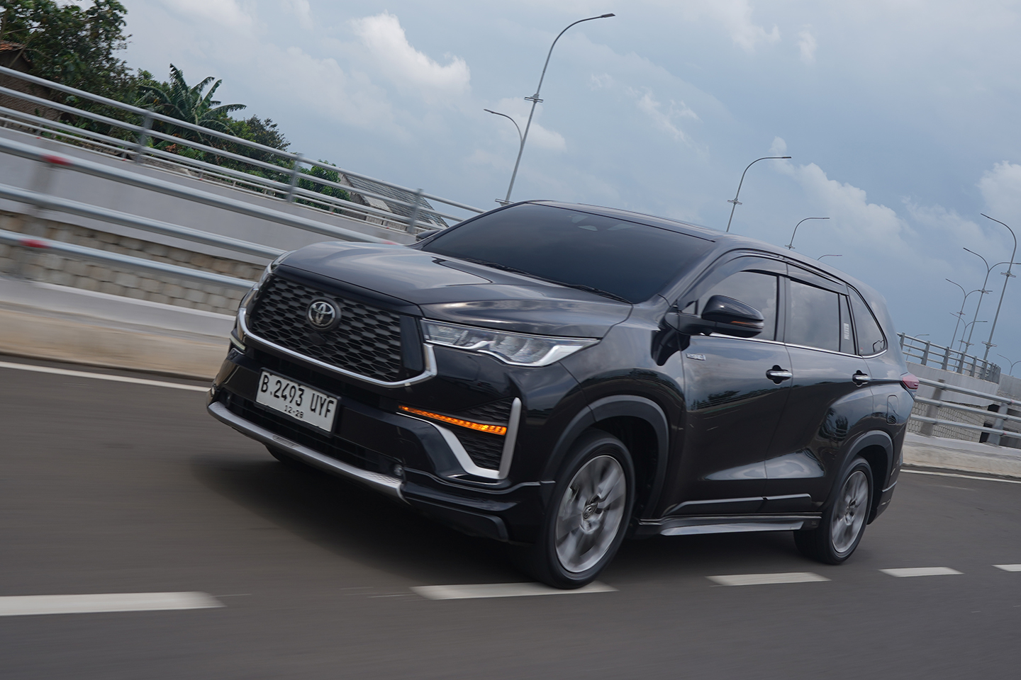 Penjualan Oktober 2025 Innova Zenix vs Reborn, Siapa Paling Banyak?