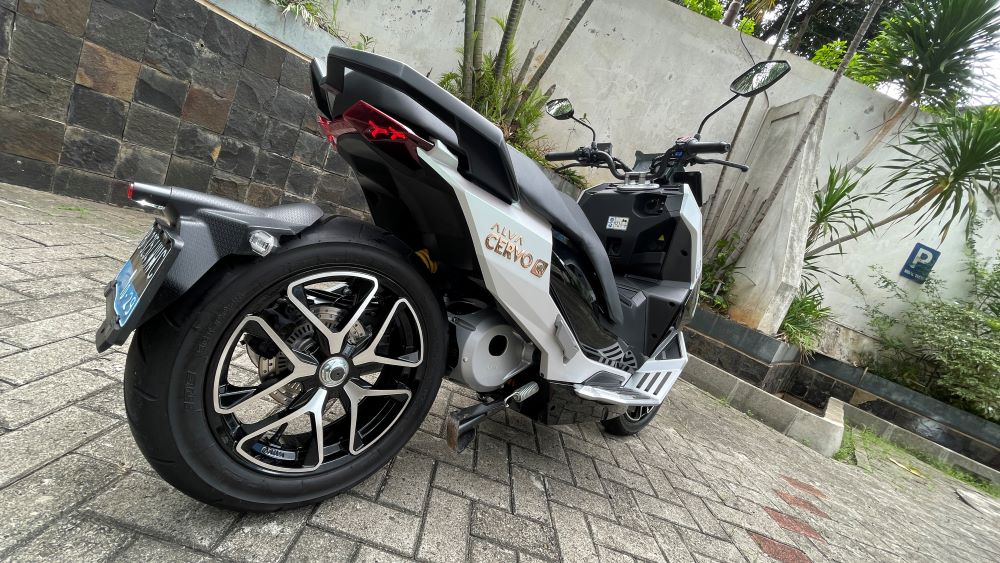 Lakukan Ini Supaya Baterai Motor Listrik Enggak Soak Saat Ditinggal Lama