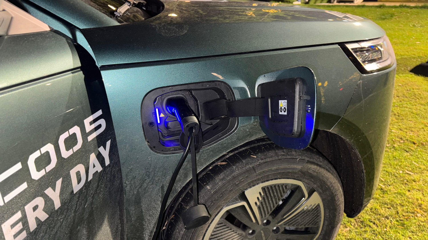 Enak Dipakai Saat Liburan, JAECOO J5 EV Bisa Jadi Genset Listrik